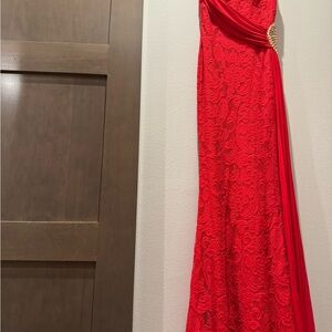 Chic Scarlet Lace Evening Gown